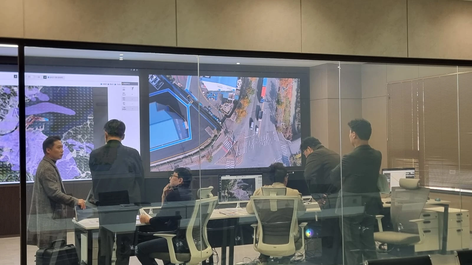 Control room / hellogeo source photograph
